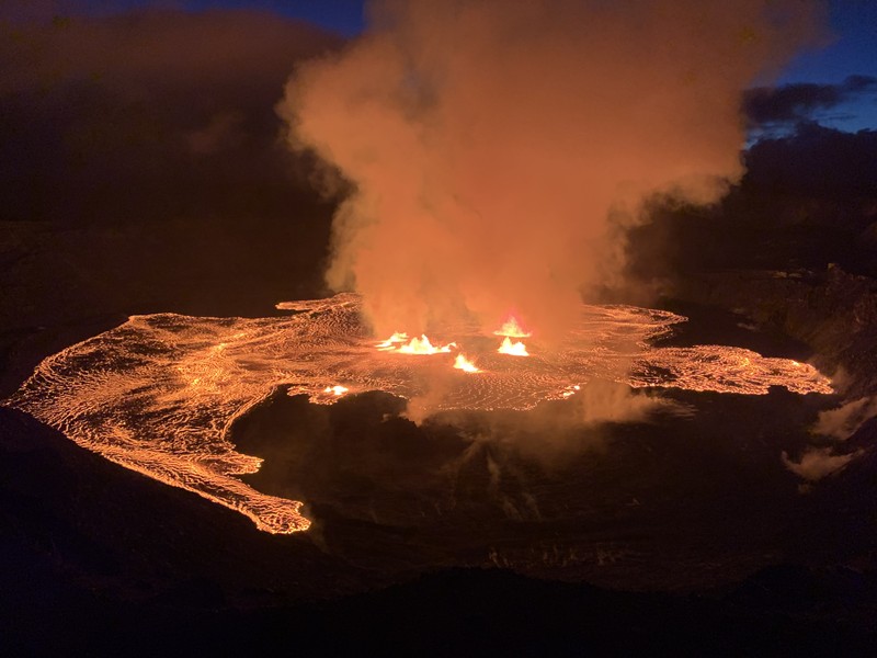 Pemandangan gunung berapi Kilauea dari udara saat mulai meletus sekitar pukul 4:44 pagi pada tanggal 7 Juni 2023 di Hawaii, Amerika Serikat. Letusan di puncak Kilauea terjadi di area tertutup Taman Nasional Gunung Api Hawaii dan gas vulkanik tingkat tinggi menjadi perhatian utama. (United States Geological Survey/Handout/Anadolu Agency via Getty Images)