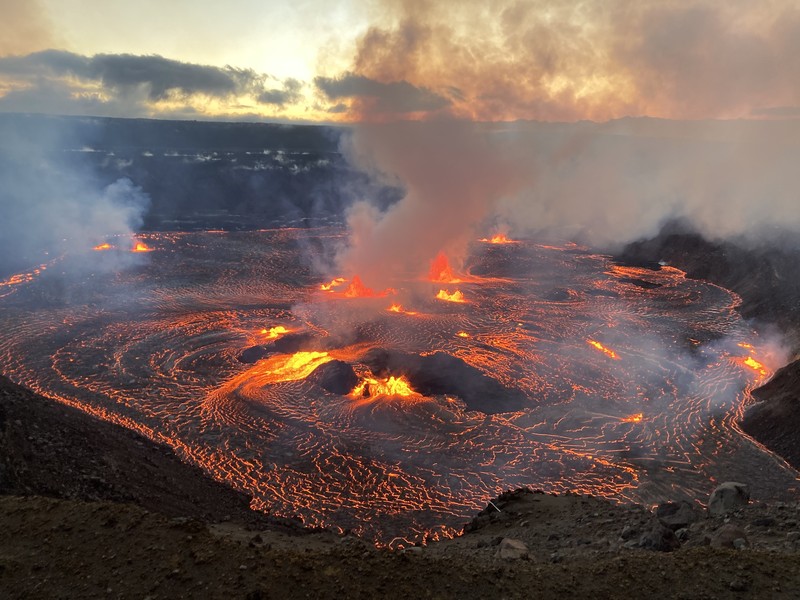 Pemandangan gunung berapi Kilauea dari udara saat mulai meletus sekitar pukul 4:44 pagi pada tanggal 7 Juni 2023 di Hawaii, Amerika Serikat. Letusan di puncak Kilauea terjadi di area tertutup Taman Nasional Gunung Api Hawaii dan gas vulkanik tingkat tinggi menjadi perhatian utama. (United States Geological Survey/Handout/Anadolu Agency via Getty Images)