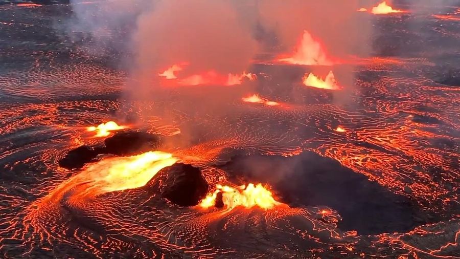 Pemandangan gunung berapi Kilauea dari udara saat mulai meletus sekitar pukul 4:44 pagi pada tanggal 7 Juni 2023 di Hawaii, Amerika Serikat. Letusan di puncak Kilauea terjadi di area tertutup Taman Nasional Gunung Api Hawaii dan gas vulkanik tingkat tinggi menjadi perhatian utama. (United States Geological Survey/Handout/Anadolu Agency via Getty Images)