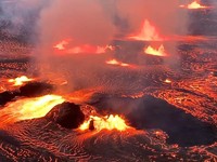 Bak 'Api Neraka' Raksasa, Rumah Dewa Pele Meletus di Hawai