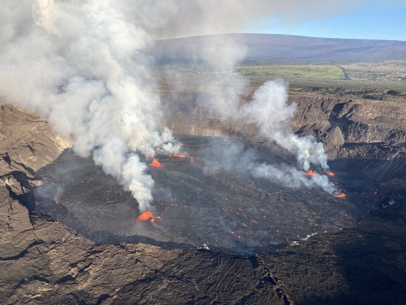 Pemandangan gunung berapi Kilauea dari udara saat mulai meletus sekitar pukul 4:44 pagi pada tanggal 7 Juni 2023 di Hawaii, Amerika Serikat. Letusan di puncak Kilauea terjadi di area tertutup Taman Nasional Gunung Api Hawaii dan gas vulkanik tingkat tinggi menjadi perhatian utama. (United States Geological Survey/Handout/Anadolu Agency via Getty Images)