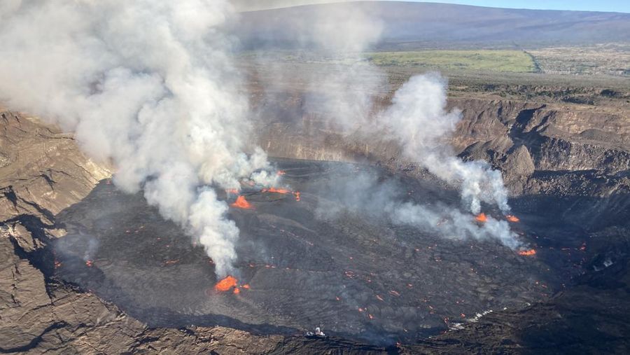 Pemandangan gunung berapi Kilauea dari udara saat mulai meletus sekitar pukul 4:44 pagi pada tanggal 7 Juni 2023 di Hawaii, Amerika Serikat. Letusan di puncak Kilauea terjadi di area tertutup Taman Nasional Gunung Api Hawaii dan gas vulkanik tingkat tinggi menjadi perhatian utama. (United States Geological Survey/Handout/Anadolu Agency via Getty Images)