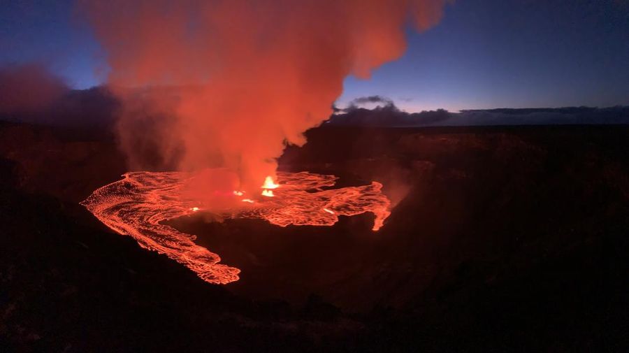 Pemandangan gunung berapi Kilauea dari udara saat mulai meletus sekitar pukul 4:44 pagi pada tanggal 7 Juni 2023 di Hawaii, Amerika Serikat. Letusan di puncak Kilauea terjadi di area tertutup Taman Nasional Gunung Api Hawaii dan gas vulkanik tingkat tinggi menjadi perhatian utama. (United States Geological Survey/Handout/Anadolu Agency via Getty Images)