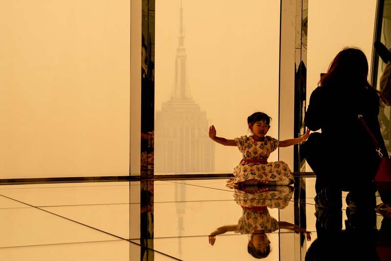 Kabut berasap dari kebakaran hutan di Kanada menyelimuti Patung Liberty di Upper Bay pada 7 Juni 2023 di New York City. New York menduduki puncak daftar kota besar paling tercemar di dunia pada Selasa malam, karena asap dari kebakaran terus menyelimuti Pantai Timur. (David Dee Delgado/Getty Images)