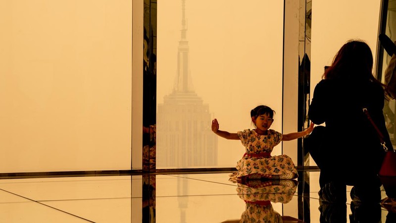 Kabut berasap dari kebakaran hutan di Kanada menyelimuti Patung Liberty di Upper Bay pada 7 Juni 2023 di New York City. New York menduduki puncak daftar kota besar paling tercemar di dunia pada Selasa malam, karena asap dari kebakaran terus menyelimuti Pantai Timur. (David Dee Delgado/Getty Images)