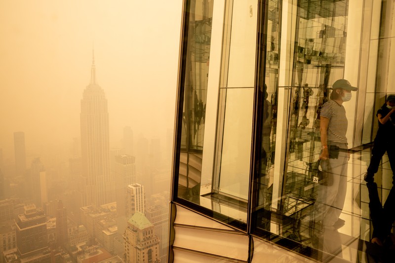 Kabut berasap dari kebakaran hutan di Kanada menyelimuti Patung Liberty di Upper Bay pada 7 Juni 2023 di New York City. New York menduduki puncak daftar kota besar paling tercemar di dunia pada Selasa malam, karena asap dari kebakaran terus menyelimuti Pantai Timur. (David Dee Delgado/Getty Images)