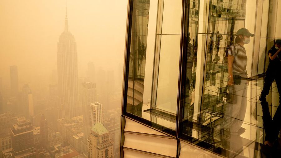 Kabut berasap dari kebakaran hutan di Kanada menyelimuti Patung Liberty di Upper Bay pada 7 Juni 2023 di New York City. New York menduduki puncak daftar kota besar paling tercemar di dunia pada Selasa malam, karena asap dari kebakaran terus menyelimuti Pantai Timur. (David Dee Delgado/Getty Images)