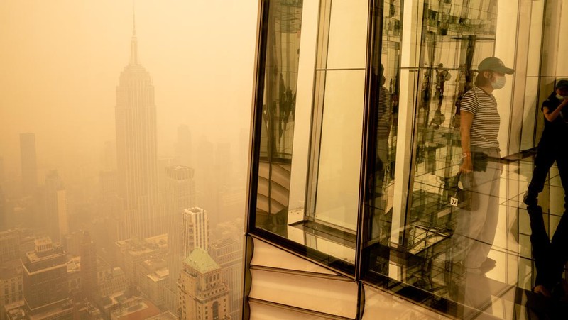 Kabut berasap dari kebakaran hutan di Kanada menyelimuti Patung Liberty di Upper Bay pada 7 Juni 2023 di New York City. New York menduduki puncak daftar kota besar paling tercemar di dunia pada Selasa malam, karena asap dari kebakaran terus menyelimuti Pantai Timur. (David Dee Delgado/Getty Images)