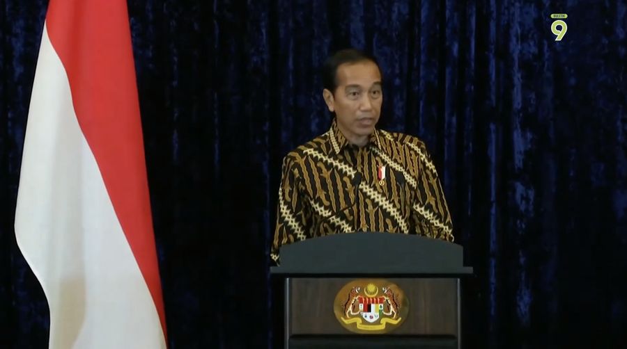 Perdana Menteri, Datuk Seri Anwar Ibrahim saat pertemuan dengan Presiden Indonesia Joko Widodo di Kompleks Seri Perdana, Putrajaya, Malaysia. (Tangkapan Layar Youtube Buletin TV3)