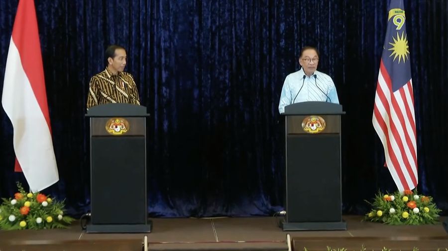 Perdana Menteri, Datuk Seri Anwar Ibrahim saat pertemuan dengan Presiden Indonesia Joko Widodo di Kompleks Seri Perdana, Putrajaya, Malaysia. (Tangkapan Layar Youtube Buletin TV3)