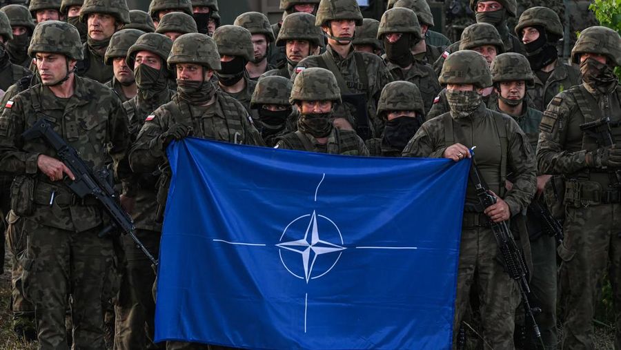 Prajurit memegang bendera NATO. (File Foto - Omar Marques/Getty Images)