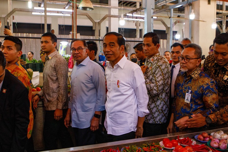 Presiden RI Jokowi - PM Malaysia Anwar Ibrahim Joko Widodo, Indonesia's president, center, and Anwar Ibrahim, Malaysia's prime minister, center left, visit a wet market in Kuala Lumpur, Malaysia, on Thursday, June 8, 2023. Malaysia and Indonesia resolved the yearslong maritime border disputes and signed six agreements on trade, border controls and migrant worker problems during Widodo's two-day visit to Kuala Lumpur. Photographer: Samsul Said/Bloomberg via Getty Images