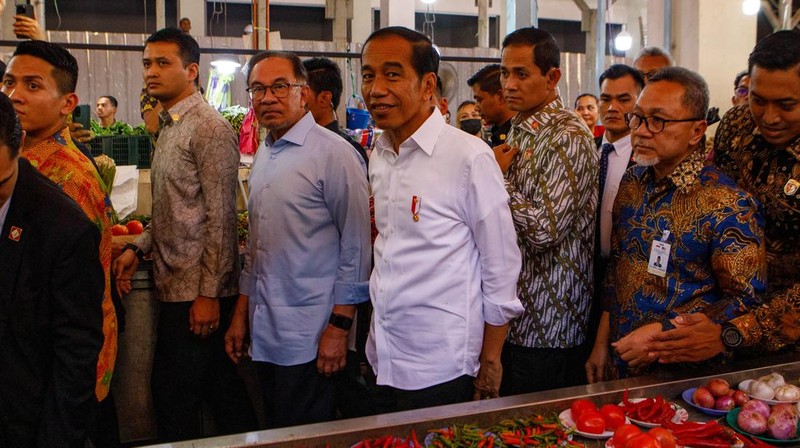 Joko Widodo, Indonesia's president, center, and Anwar Ibrahim, Malaysia's prime minister, center left, visit a wet market in Kuala Lumpur, Malaysia, on Thursday, June 8, 2023. Malaysia and Indonesia resolved the yearslong maritime border disputes and signed six agreements on trade, border controls and migrant worker problems during Widodo's two-day visit to Kuala Lumpur. Photographer: Samsul Said/Bloomberg via Getty Images