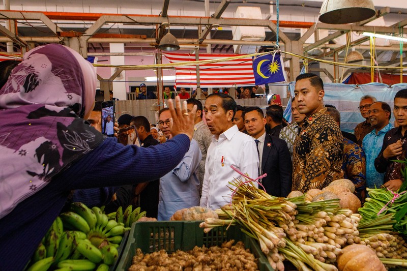 Presiden RI Jokowi - PM Malaysia Anwar Ibrahim Joko Widodo, Indonesia's president, center, and Anwar Ibrahim, Malaysia's prime minister, center left, visit a wet market in Kuala Lumpur, Malaysia, on Thursday, June 8, 2023. Malaysia and Indonesia resolved the yearslong maritime border disputes and signed six agreements on trade, border controls and migrant worker problems during Widodo's two-day visit to Kuala Lumpur. Photographer: Samsul Said/Bloomberg via Getty Images