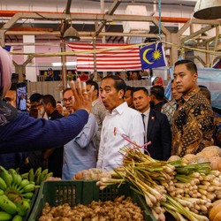 Anwar Ibrahim: Pak Jokowi Terus ke Lapangan, Gak Capek-capek