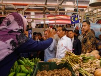 Jokowi-Anwar Ibrahim Akrab Blusukan di 'Pasar Becek' Malaysia