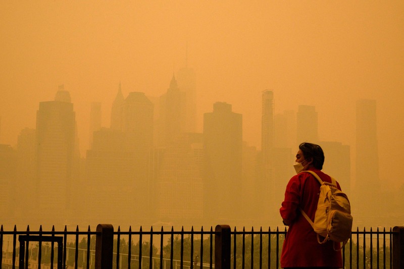 Kabut berasap dari kebakaran hutan di Kanada menyelimuti Patung Liberty di Upper Bay pada 7 Juni 2023 di New York City. Kabut berasap dari kebakaran hutan di Kanada menyelimuti Patung Liberty di Upper Bay pada 7 Juni 2023 di New York City. New York menduduki puncak daftar kota besar paling tercemar di dunia pada Selasa malam, karena asap dari kebakaran terus menyelimuti Pantai Timur. (David Dee Delgado/Getty Images)