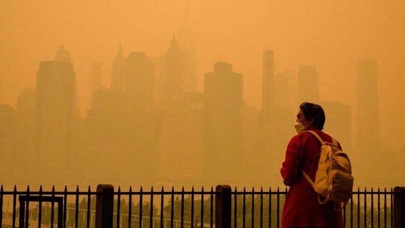 Kabut berasap dari kebakaran hutan di Kanada menyelimuti Patung Liberty di Upper Bay pada 7 Juni 2023 di New York City. New York menduduki puncak daftar kota besar paling tercemar di dunia pada Selasa malam, karena asap dari kebakaran terus menyelimuti Pantai Timur. (David Dee Delgado/Getty Images)