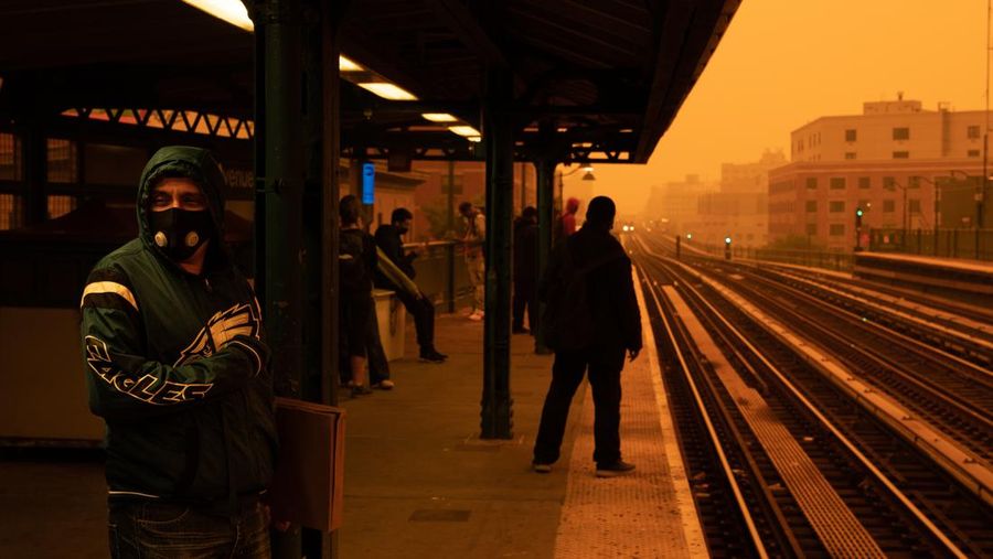 Kabut berasap dari kebakaran hutan di Kanada menyelimuti Patung Liberty di Upper Bay pada 7 Juni 2023 di New York City. New York menduduki puncak daftar kota besar paling tercemar di dunia pada Selasa malam, karena asap dari kebakaran terus menyelimuti Pantai Timur. (David Dee Delgado/Getty Images)
