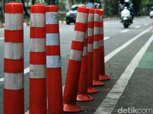 Bendera Partai Berjejer di Stick Cone Jl Rasuna Said, Bawaslu Minta Ditindak