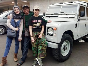 Mandra Nikmati Hari Tua dengan Hobi Adventure Kendarai Mobil Jip