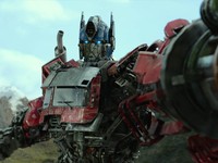 Bank Mega Ajak Ratusan Nasabah Nonton Film Transformers Baru