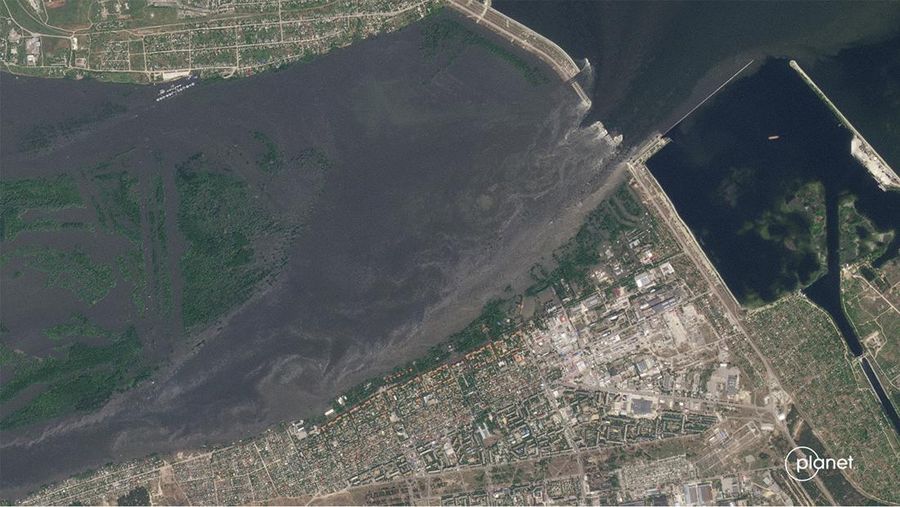 Gambar satelit selebaran milik Planet Labs PBC ini menunjukkan sungai Dnipro di Korsunka pada 5 Juni 2023, menyusul banjir yang meluas akibat kerusakan bendungan Kakhovka dan (kanan) gambar satelit selebaran ini milik Planet Labs PBC menunjukkan banjir di sungai Dnipro di Korsunka pada 6 Juni 2023, menyusul banjir yang meluas yang disebabkan oleh kerusakan bendungan Kakhovka.