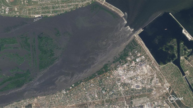 Gambar satelit selebaran milik Planet Labs PBC ini menunjukkan sungai Dnipro di Korsunka pada 5 Juni 2023, menyusul banjir yang meluas akibat kerusakan bendungan Kakhovka dan (kanan) gambar satelit selebaran ini milik Planet Labs PBC menunjukkan banjir di sungai Dnipro di Korsunka pada 6 Juni 2023, menyusul banjir yang meluas yang disebabkan oleh kerusakan bendungan Kakhovka.