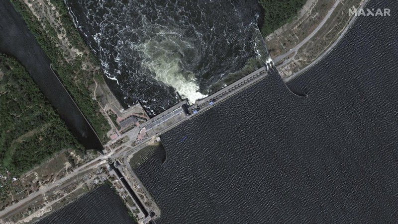 Gambar satelit selebaran milik Planet Labs PBC ini menunjukkan sungai Dnipro di Korsunka pada 5 Juni 2023, menyusul banjir yang meluas akibat kerusakan bendungan Kakhovka dan (kanan) gambar satelit selebaran ini milik Planet Labs PBC menunjukkan banjir di sungai Dnipro di Korsunka pada 6 Juni 2023, menyusul banjir yang meluas yang disebabkan oleh kerusakan bendungan Kakhovka.