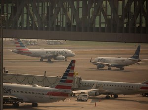 Pesawat American Airlines Tergelincir! Semua Penumpang Selamat