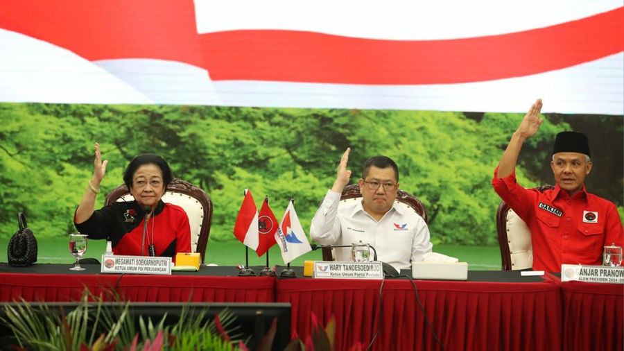 Ketua Umum DPP PDIP Megawati Soekarnoputri (kiri), Ketua Umum DPP Perindo Hary Tanoesoedibjo (tengah) dan Ganjar Pranowo (kanan). (Dok: PDI)