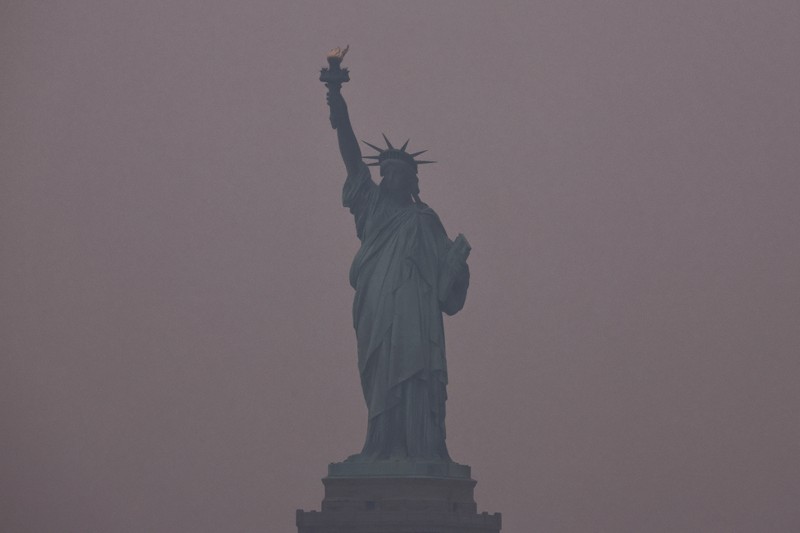 Ratusan penerbangan di sejumlah bandara New York terpaksa ditunda imbas asap kebakaran Kanada menghalangi jarak pandang. (REUTERS/EDUARDO MUNOZ) Ratusan penerbangan di sejumlah bandara New York terpaksa ditunda imbas asap kebakaran Kanada menghalangi jarak pandang. (REUTERS/EDUARDO MUNOZ)