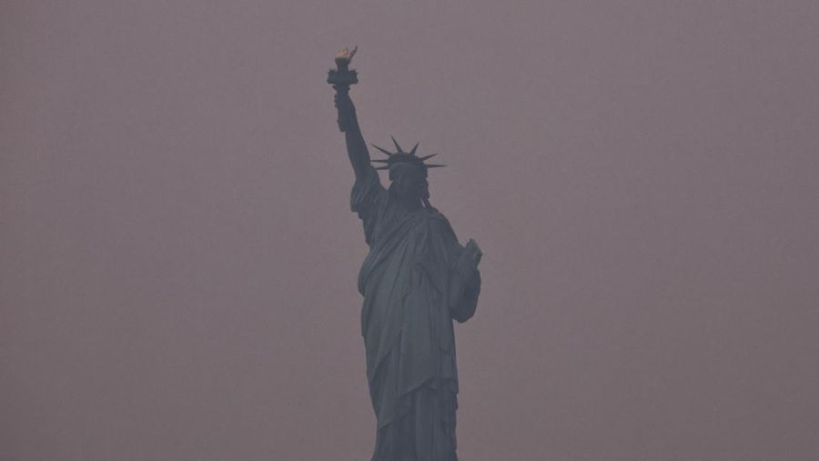 Langit New York menguning karena polusi udara akibat kebakaran hutan di Kanada. (REUTERS/AMR ALFIKY)