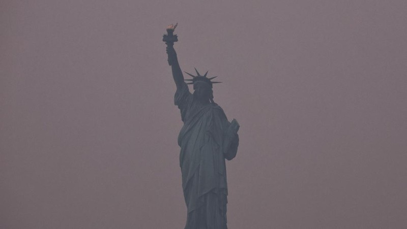 Ratusan penerbangan di sejumlah bandara New York terpaksa ditunda imbas asap kebakaran Kanada menghalangi jarak pandang. (REUTERS/EDUARDO MUNOZ)