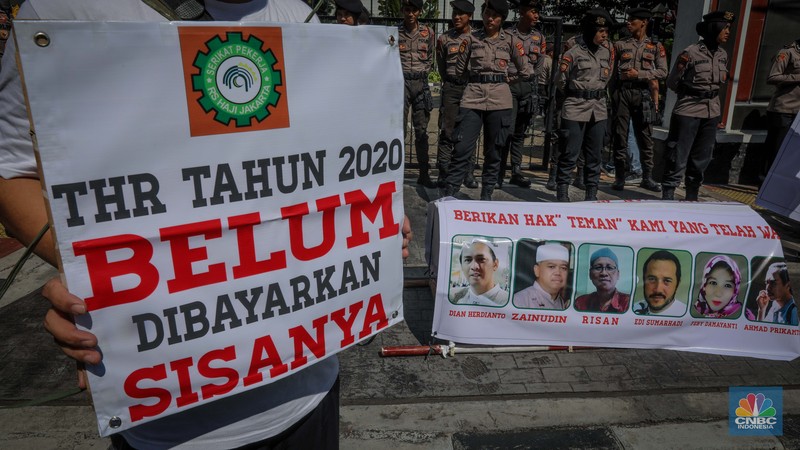 Massa yang tergabung dari Asosiasi Serikat Pekerja Indonesia (ASPEK Indonesia) selaku induk organisasi dari Serikat Pekerja Rumah Sakit Haji Jakarta (SP RSHJ) melakukan aksi unjuk rasa di depan kantor Kementerian Agama (Kemenag), Jakarta, Jumat (9/6/2023). Massa yang tergabung dari Asosiasi Serikat Pekerja Indonesia (ASPEK Indonesia) selaku induk organisasi dari Serikat Pekerja Rumah Sakit Haji Jakarta (SP RSHJ) melakukan aksi unjuk rasa di depan kantor Kementerian Agama (Kemenag), Jakarta, Jumat (9/6/2023). (CNBC Indonesia/Faisal Rahman)