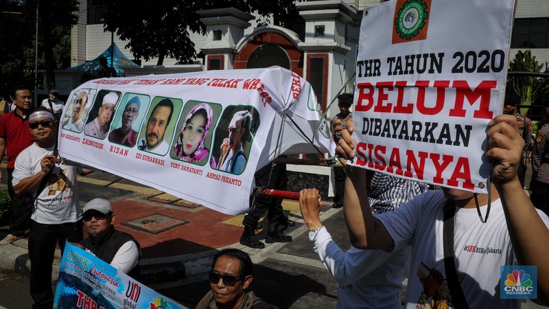Massa yang tergabung dari Asosiasi Serikat Pekerja Indonesia (ASPEK Indonesia) selaku induk organisasi dari Serikat Pekerja Rumah Sakit Haji Jakarta (SP RSHJ) melakukan aksi unjuk rasa di depan kantor Kementerian Agama (Kemenag), Jakarta, Jumat (9/6/2023). Massa yang tergabung dari Asosiasi Serikat Pekerja Indonesia (ASPEK Indonesia) selaku induk organisasi dari Serikat Pekerja Rumah Sakit Haji Jakarta (SP RSHJ) melakukan aksi unjuk rasa di depan kantor Kementerian Agama (Kemenag), Jakarta, Jumat (9/6/2023). (CNBC Indonesia/Faisal Rahman)