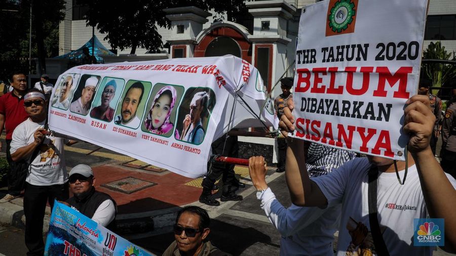 Massa yang tergabung dari Asosiasi Serikat Pekerja Indonesia (ASPEK Indonesia) selaku induk organisasi dari Serikat Pekerja Rumah Sakit Haji Jakarta (SP RSHJ) melakukan aksi unjuk rasa di depan kantor Kementerian Agama (Kemenag), Jakarta, Jumat (9/6/2023). (CNBC Indonesia/Faisal Rahman)