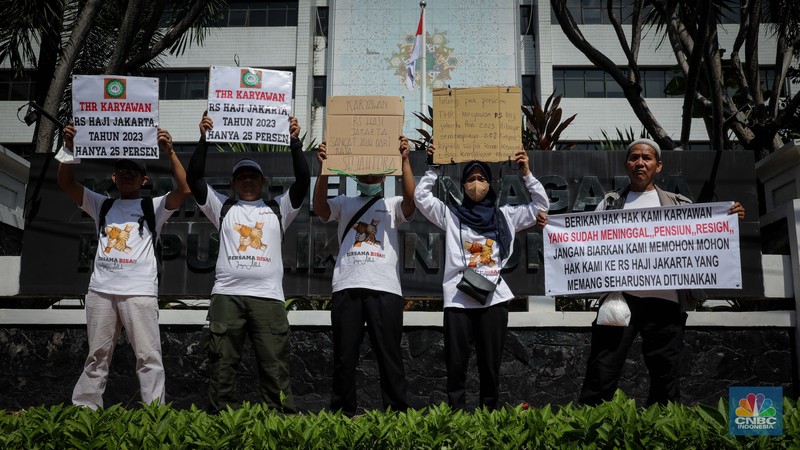 Massa yang tergabung dari Asosiasi Serikat Pekerja Indonesia (ASPEK Indonesia) selaku induk organisasi dari Serikat Pekerja Rumah Sakit Haji Jakarta (SP RSHJ) melakukan aksi unjuk rasa di depan kantor Kementerian Agama (Kemenag), Jakarta, Jumat (9/6/2023). Massa yang tergabung dari Asosiasi Serikat Pekerja Indonesia (ASPEK Indonesia) selaku induk organisasi dari Serikat Pekerja Rumah Sakit Haji Jakarta (SP RSHJ) melakukan aksi unjuk rasa di depan kantor Kementerian Agama (Kemenag), Jakarta, Jumat (9/6/2023). (CNBC Indonesia/Faisal Rahman)