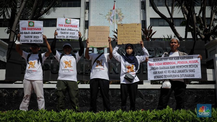 Massa yang tergabung dari Asosiasi Serikat Pekerja Indonesia (ASPEK Indonesia) selaku induk organisasi dari Serikat Pekerja Rumah Sakit Haji Jakarta (SP RSHJ) melakukan aksi unjuk rasa di depan kantor Kementerian Agama (Kemenag), Jakarta, Jumat (9/6/2023). (CNBC Indonesia/Faisal Rahman)
