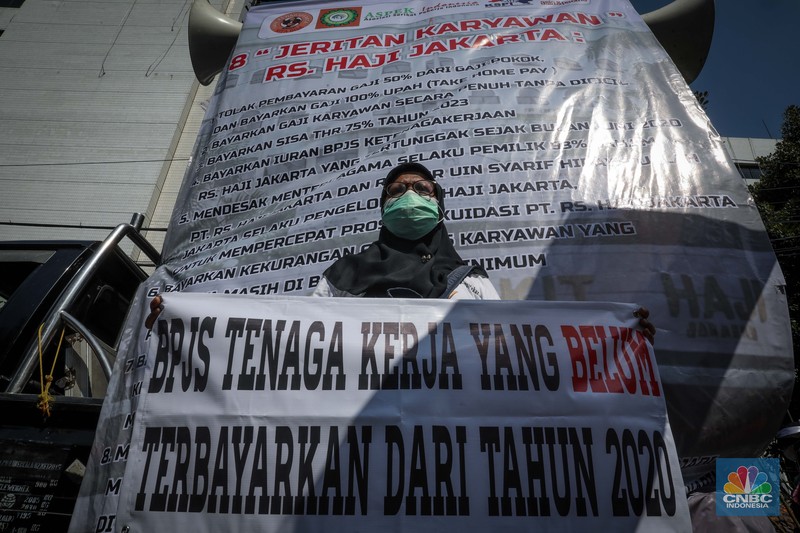 Massa yang tergabung dari Asosiasi Serikat Pekerja Indonesia (ASPEK Indonesia) selaku induk organisasi dari Serikat Pekerja Rumah Sakit Haji Jakarta (SP RSHJ) melakukan aksi unjuk rasa di depan kantor Kementerian Agama (Kemenag), Jakarta, Jumat (9/6/2023). Massa yang tergabung dari Asosiasi Serikat Pekerja Indonesia (ASPEK Indonesia) selaku induk organisasi dari Serikat Pekerja Rumah Sakit Haji Jakarta (SP RSHJ) melakukan aksi unjuk rasa di depan kantor Kementerian Agama (Kemenag), Jakarta, Jumat (9/6/2023). (CNBC Indonesia/Faisal Rahman)