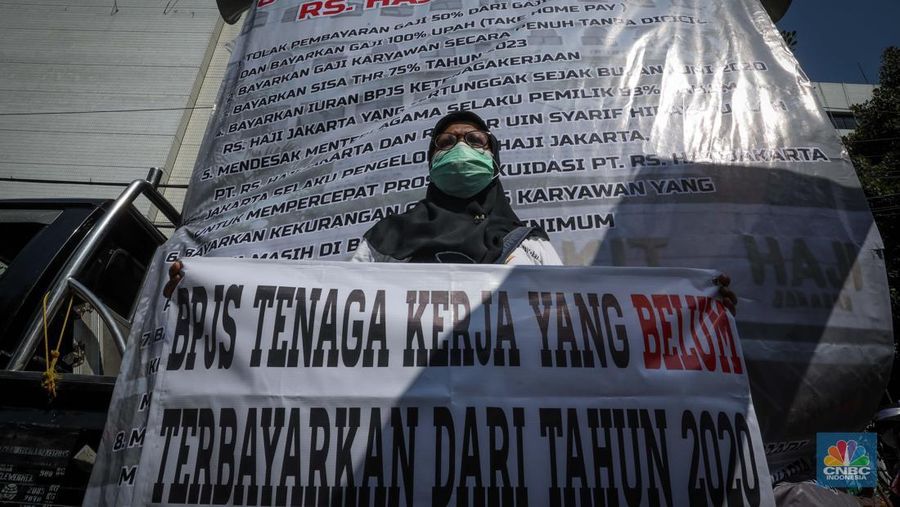 Massa yang tergabung dari Asosiasi Serikat Pekerja Indonesia (ASPEK Indonesia) selaku induk organisasi dari Serikat Pekerja Rumah Sakit Haji Jakarta (SP RSHJ) melakukan aksi unjuk rasa di depan kantor Kementerian Agama (Kemenag), Jakarta, Jumat (9/6/2023). (CNBC Indonesia/Faisal Rahman)