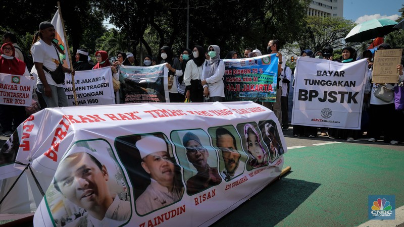 Massa yang tergabung dari Asosiasi Serikat Pekerja Indonesia (ASPEK Indonesia) selaku induk organisasi dari Serikat Pekerja Rumah Sakit Haji Jakarta (SP RSHJ) melakukan aksi unjuk rasa di depan kantor Kementerian Agama (Kemenag), Jakarta, Jumat (9/6/2023). Massa yang tergabung dari Asosiasi Serikat Pekerja Indonesia (ASPEK Indonesia) selaku induk organisasi dari Serikat Pekerja Rumah Sakit Haji Jakarta (SP RSHJ) melakukan aksi unjuk rasa di depan kantor Kementerian Agama (Kemenag), Jakarta, Jumat (9/6/2023). (CNBC Indonesia/Faisal Rahman)