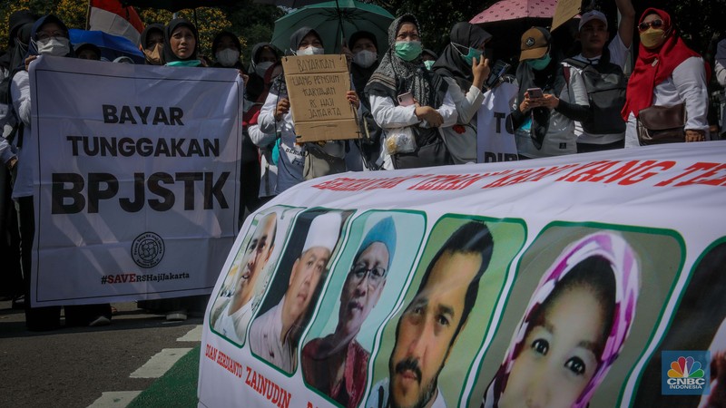 Massa yang tergabung dari Asosiasi Serikat Pekerja Indonesia (ASPEK Indonesia) selaku induk organisasi dari Serikat Pekerja Rumah Sakit Haji Jakarta (SP RSHJ) melakukan aksi unjuk rasa di depan kantor Kementerian Agama (Kemenag), Jakarta, Jumat (9/6/2023). Massa yang tergabung dari Asosiasi Serikat Pekerja Indonesia (ASPEK Indonesia) selaku induk organisasi dari Serikat Pekerja Rumah Sakit Haji Jakarta (SP RSHJ) melakukan aksi unjuk rasa di depan kantor Kementerian Agama (Kemenag), Jakarta, Jumat (9/6/2023). (CNBC Indonesia/Faisal Rahman)