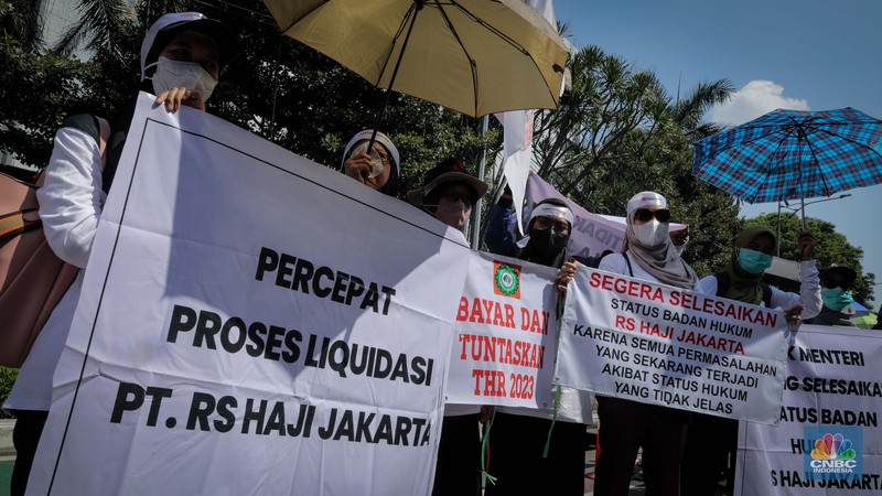 Massa yang tergabung dari Asosiasi Serikat Pekerja Indonesia (ASPEK Indonesia) selaku induk organisasi dari Serikat Pekerja Rumah Sakit Haji Jakarta (SP RSHJ) melakukan aksi unjuk rasa di depan kantor Kementerian Agama (Kemenag), Jakarta, Jumat (9/6/2023). Massa yang tergabung dari Asosiasi Serikat Pekerja Indonesia (ASPEK Indonesia) selaku induk organisasi dari Serikat Pekerja Rumah Sakit Haji Jakarta (SP RSHJ) melakukan aksi unjuk rasa di depan kantor Kementerian Agama (Kemenag), Jakarta, Jumat (9/6/2023). (CNBC Indonesia/Faisal Rahman)