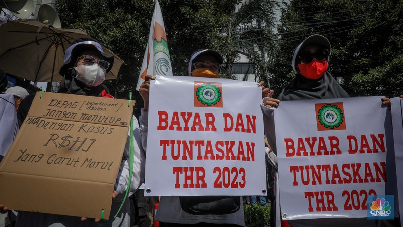 Massa yang tergabung dari Asosiasi Serikat Pekerja Indonesia (ASPEK Indonesia) selaku induk organisasi dari Serikat Pekerja Rumah Sakit Haji Jakarta (SP RSHJ) melakukan aksi unjuk rasa di depan kantor Kementerian Agama (Kemenag), Jakarta, Jumat (9/6/2023). Massa yang tergabung dari Asosiasi Serikat Pekerja Indonesia (ASPEK Indonesia) selaku induk organisasi dari Serikat Pekerja Rumah Sakit Haji Jakarta (SP RSHJ) melakukan aksi unjuk rasa di depan kantor Kementerian Agama (Kemenag), Jakarta, Jumat (9/6/2023). (CNBC Indonesia/Faisal Rahman)