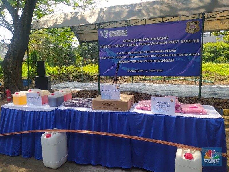 Menteri Perdagangan Zulkifli Hasan memusnahkan tembaga, powder flavoring, manisan padat, parfum cair, serbuk teh dan rempah-rempah kering produk impor yang tidak sesuai ketentuan. (Dok: Kemendag)