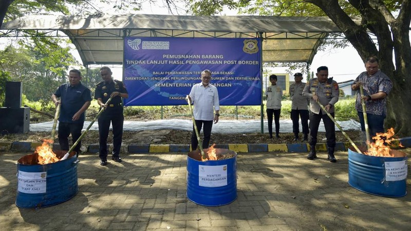 Menteri Perdagangan Zulkifli Hasan memusnahkan tembaga, powder flavoring, manisan padat, parfum cair, serbuk teh dan rempah-rempah kering produk impor yang tidak sesuai ketentuan. (Dok: Kemendag)