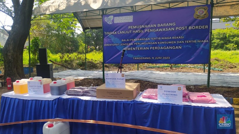 Menteri Perdagangan Zulkifli Hasan memusnahkan tembaga, powder flavoring, manisan padat, parfum cair, serbuk teh dan rempah-rempah kering produk impor yang tidak sesuai ketentuan. (Dok: Kemendag)