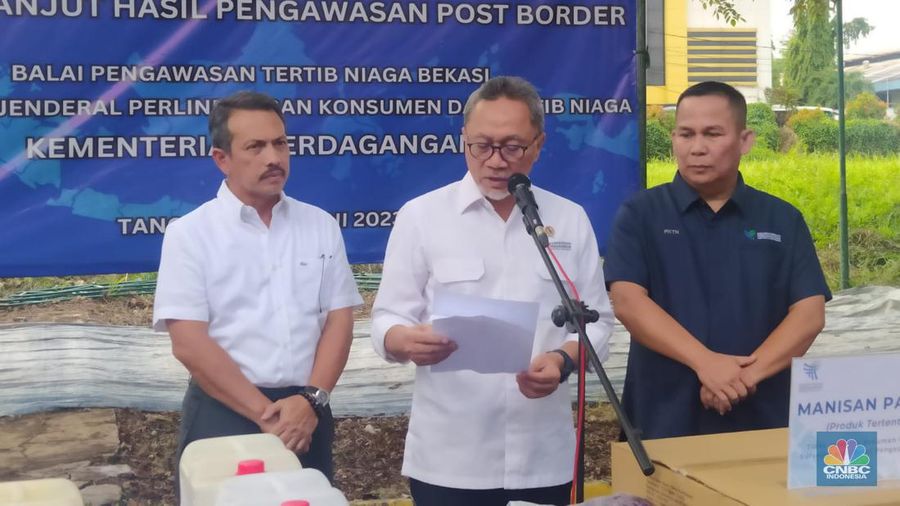 Menteri Perdagangan Zulkifli Hasan memusnahkan tembaga, powder flavoring, manisan padat, parfum cair, serbuk teh dan rempah-rempah kering produk impor yang tidak sesuai ketentuan. (CNBC Indonesia/ Martyasari Rizky)