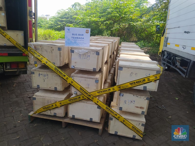 Menteri Perdagangan Zulkifli Hasan memusnahkan tembaga, powder flavoring, manisan padat, parfum cair, serbuk teh dan rempah-rempah kering produk impor yang tidak sesuai ketentuan. (Dok: Kemendag) Menteri Perdagangan Zulkifli Hasan memusnahkan tembaga, powder flavoring, manisan padat, parfum cair, serbuk teh dan rempah-rempah kering produk impor yang tidak sesuai ketentuan. (Dok: Kemendag)
